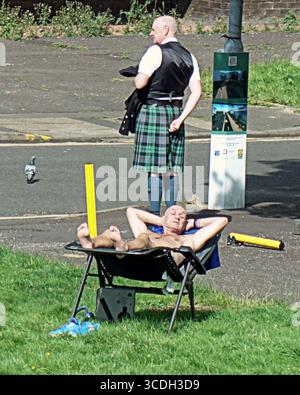 Glasgow, Scozia, Regno Unito. 13 agosto 2025. Meteo nel Regno Unito: Le temperature salgono in città mentre la gente del posto e i turisti si crogiolano al sole. Credit Gerard Ferry/Alamy Live News Foto Stock