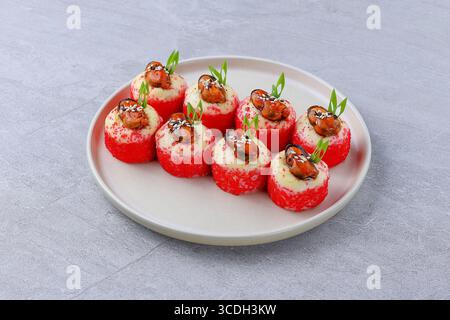Panini gourmet di sushi Mussel con semi rossi di Tobiko e sesamo Foto Stock