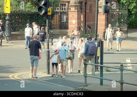 Glasgow, Scozia, Regno Unito. 13 agosto 2025. Meteo nel Regno Unito: Le temperature salgono in città mentre la gente del posto e i turisti si crogiolano al sole. Credit Gerard Ferry/Alamy Live News Foto Stock