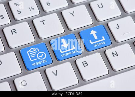Primo piano di una tastiera del computer evidenziando le opzioni di registrazione, download e caricamento con i tasti blu Foto Stock