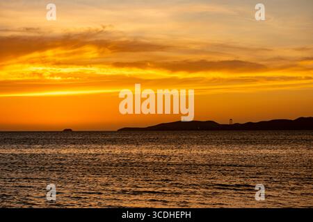 Splendida vista del tramonto a Cabo de la Vela, la Guajira, Colombia, con colori vivaci sull'oceano. Foto Stock