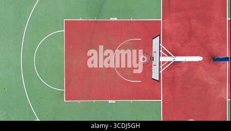 cerchio di un campo da pallacanestro all'aperto, vista dall'alto del drone aereo Foto Stock