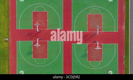 Vista dall'alto di numerosi campi da pallacanestro all'aperto e strutture pronte per giocare Foto Stock