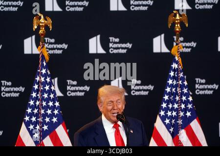 Il presidente DEGLI STATI UNITI Donald Trump partecipa a un evento al John F. Kennedy Center for the Performing Arts, Washington, DC, USA. 13 agosto 2025. Il presidente Trump ha svelato i 48 ° vincitori annuali del Kennedy Center Honors. EPA/WILL OLIVER/credito PISCINA: SIPA USA/Alamy Live News Foto Stock