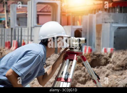 Concetto: Gli ingegneri utilizzano telecamere di livello per i lavori di costruzione. Foto Stock
