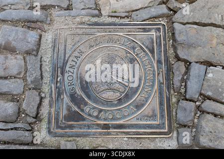 Tombino con emblema del villaggio di Grožnjan - Grožnjan, Istria, Croazia Foto Stock