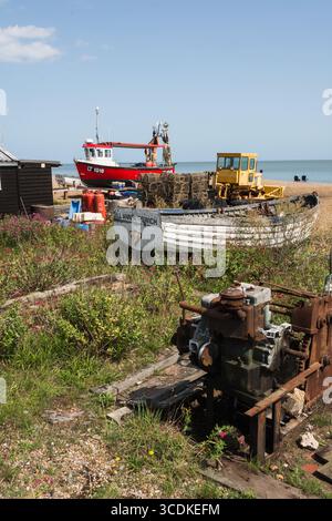 Barche da pesca e vasi di aragosta sulla spiaggia di Aldeburgh, una città costiera e parrocchia civile nell'East Suffolk, Inghilterra, Regno Unito Foto Stock