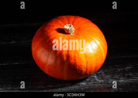 kuri squash su sfondo in legno nero Foto Stock