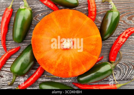 vista dall'alto dello squash kuri su sfondo in legno Foto Stock