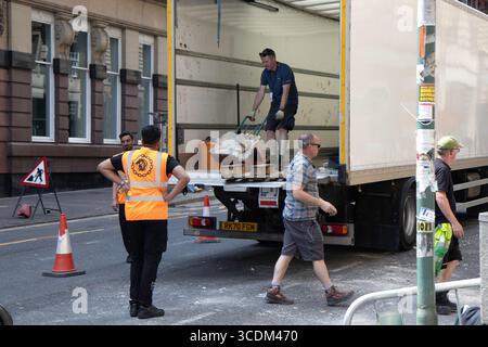 Glasgow, Scozia. 13 agosto 2025. Le operazioni di pulizia sono in corso nel centro di Glasgow dopo il completamento delle riprese di Spider-Man nella zona. La produzione si è ora spostata all'estremità orientale della città, con scene che continuano a essere girate nel quartiere di Merchant City. Foto Stock