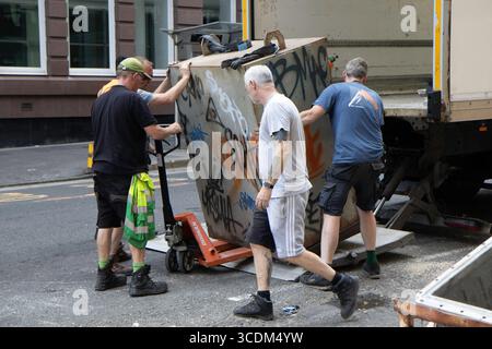 Glasgow, Scozia. 13 agosto 2025. Le operazioni di pulizia sono in corso nel centro di Glasgow dopo il completamento delle riprese di Spider-Man nella zona. La produzione si è ora spostata all'estremità orientale della città, con scene che continuano a essere girate nel quartiere di Merchant City. Crediti: Jacob Hughes/Alamy Live News Foto Stock
