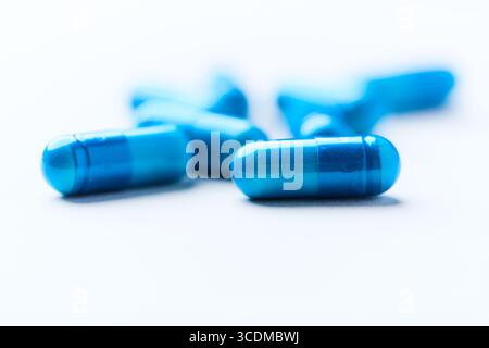 Capsule di aminoacidi su sfondo luminoso. Messa a fuoco morbida. Primo piano. Copia spazio. Foto Stock