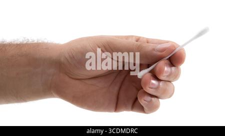 Mano che regge un bastoncino di cotone su uno sfondo bianco per l'igiene personale e la pulizia Foto Stock