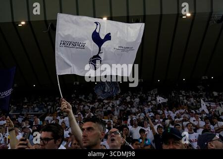 Udine, Italia. 28 aprile 2022. Tifosi del Tottenham Hotspur FC durante la finale della Supercoppa UEFA 2025 tra il Paris Saint-Germain FC e il Tottenham Hotspur FC al Bluenergy Stadium il 13 agosto 2025 a Udine. Crediti: Giuseppe Maffia/Alamy Live News Foto Stock