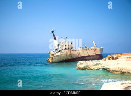 Nave abbandonata Edro III vicino alla spiaggia di Cipro. La nave Rusty si arenò vicino alla costa Foto Stock