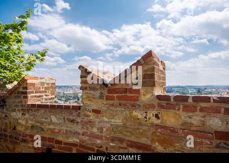 Primo piano di un'antica fortezza con merlature. Muratura del muro della fortezza. Foto di alta qualità Foto Stock
