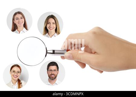 Reclutatore con lente d'ingrandimento e foto dei candidati su sfondo bianco, primo piano. Gestione delle risorse umane Foto Stock