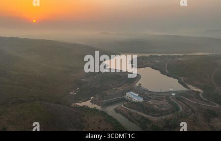 (250813) -- DUBREKA (GUINEA), 13 agosto 2025 (Xinhua) -- foto aerea scattata il 25 aprile 2025 mostra una vista della centrale idroelettrica di Kaleta a Dubreka, Guinea. Sul fiume Konkoure che scorre giù dagli altopiani di Fouta Djallon nella Guinea centrale, l'impressionante struttura della centrale idroelettrica di Kaleta si riflette nelle acque. La struttura ha fornito elettricità stabile alla capitale nazionale di Conakry e ai villaggi delle montagne settentrionali, ora presenti sulla banconota da 000 franchi della Guinea, che mostra un netto contrasto con la scena dieci anni fa. Nell'agosto 2015, la centrale idroelettrica di Kaleta, Foto Stock