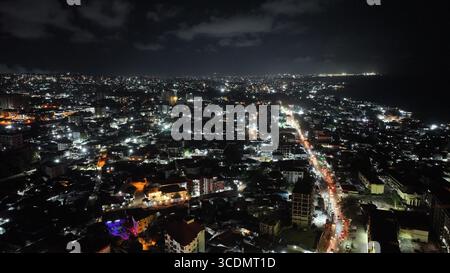 (250813) -- CONAKRY, 13 agosto 2025 (Xinhua) -- foto aerea scattata il 26 aprile 2025 mostra una vista notturna di Conakry, Guinea. Sul fiume Konkoure che scorre giù dagli altopiani di Fouta Djallon nella Guinea centrale, l'impressionante struttura della centrale idroelettrica di Kaleta si riflette nelle acque. La struttura ha fornito elettricità stabile alla capitale nazionale di Conakry e ai villaggi delle montagne settentrionali, ora presenti sulla banconota da 000 franchi della Guinea, che mostra un netto contrasto con la scena dieci anni fa. Nell'agosto 2015, la Kaleta Hydropower Station, costruita da China International Foto Stock