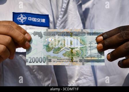 (250813) -- DUBREKA (GUINEA), 13 agosto 2025 (Xinhua) -- foto scattata il 24 aprile 2025 mostra una banconota da 000 franchi della Guinea recante l'immagine della centrale idroelettrica Kaleta di Dubreka, Guinea. Sul fiume Konkoure che scorre giù dagli altopiani di Fouta Djallon nella Guinea centrale, l'impressionante struttura della centrale idroelettrica di Kaleta si riflette nelle acque. La struttura ha fornito elettricità stabile alla capitale nazionale di Conakry e ai villaggi delle montagne settentrionali, ora presenti sulla banconota da 000 franchi della Guinea, che mostra un netto contrasto con la scena dieci anni fa. Ad agosto Foto Stock