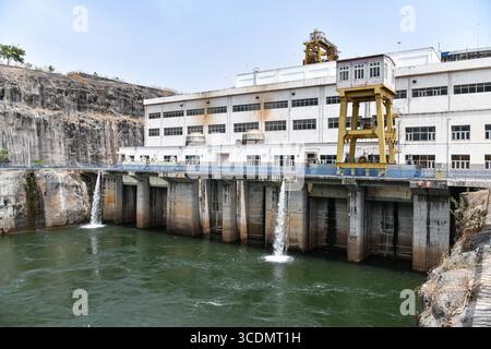 (250813) -- DUBREKA (GUINEA), 13 agosto 2025 (Xinhua) -- foto scattata il 24 aprile 2025 mostra l'edificio dello stabilimento e lo scarico delle acque di scarico della centrale idroelettrica Kaleta a Dubreka, Guinea. Sul fiume Konkoure che scorre giù dagli altopiani di Fouta Djallon nella Guinea centrale, l'impressionante struttura della centrale idroelettrica di Kaleta si riflette nelle acque. La struttura ha fornito elettricità stabile alla capitale nazionale di Conakry e ai villaggi delle montagne settentrionali, ora presenti sulla banconota da 000 franchi della Guinea, che mostra un netto contrasto con la scena dieci anni fa. Nell'agosto 2015, Foto Stock