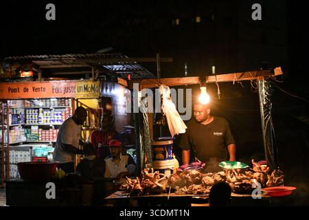 (250813) -- CONAKRY, 13 agosto 2025 (Xinhua) -- foto scattata il 26 aprile 2025 mostra un mercato notturno a Conakry, Guinea. Sul fiume Konkoure che scorre giù dagli altopiani di Fouta Djallon nella Guinea centrale, l'impressionante struttura della centrale idroelettrica di Kaleta si riflette nelle acque. La struttura ha fornito elettricità stabile alla capitale nazionale di Conakry e ai villaggi delle montagne settentrionali, ora presenti sulla banconota da 000 franchi della Guinea, che mostra un netto contrasto con la scena dieci anni fa. Nell'agosto 2015, la Kaleta Hydropower Station, costruita dalla China International Water Foto Stock