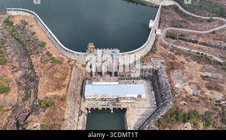 (250813) -- DUBREKA (GUINEA), 13 agosto 2025 (Xinhua) -- foto aerea scattata il 24 aprile 2025 mostra una vista della centrale idroelettrica di Kaleta a Dubreka, Guinea. Sul fiume Konkoure che scorre giù dagli altopiani di Fouta Djallon nella Guinea centrale, l'impressionante struttura della centrale idroelettrica di Kaleta si riflette nelle acque. La struttura ha fornito elettricità stabile alla capitale nazionale di Conakry e ai villaggi delle montagne settentrionali, ora presenti sulla banconota da 000 franchi della Guinea, che mostra un netto contrasto con la scena dieci anni fa. Nell'agosto 2015, la centrale idroelettrica di Kaleta, Foto Stock