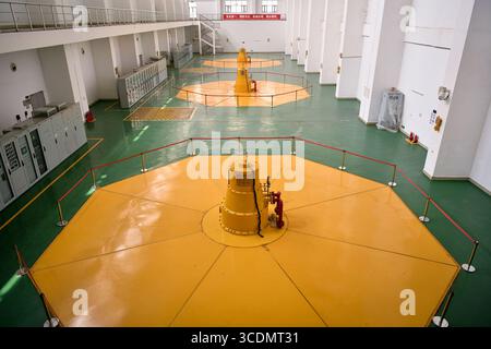 (250813) -- DUBREKA (GUINEA), 13 agosto 2025 (Xinhua) -- foto scattata il 24 aprile 2025 mostra i generatori della centrale idroelettrica Kaleta di Dubreka, Guinea. Sul fiume Konkoure che scorre giù dagli altopiani di Fouta Djallon nella Guinea centrale, l'impressionante struttura della centrale idroelettrica di Kaleta si riflette nelle acque. La struttura ha fornito elettricità stabile alla capitale nazionale di Conakry e ai villaggi delle montagne settentrionali, ora presenti sulla banconota da 000 franchi della Guinea, che mostra un netto contrasto con la scena dieci anni fa. Nell'agosto 2015, la Kaleta Hydropower Station, co Foto Stock