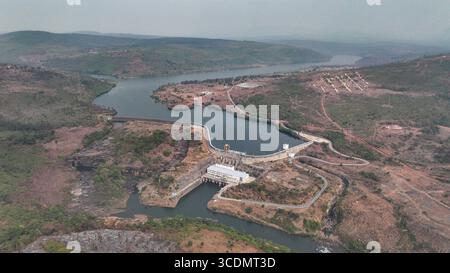 (250813) -- DUBREKA (GUINEA), 13 agosto 2025 (Xinhua) -- foto aerea scattata il 24 aprile 2025 mostra una vista della centrale idroelettrica di Kaleta a Dubreka, Guinea. Sul fiume Konkoure che scorre giù dagli altopiani di Fouta Djallon nella Guinea centrale, l'impressionante struttura della centrale idroelettrica di Kaleta si riflette nelle acque. La struttura ha fornito elettricità stabile alla capitale nazionale di Conakry e ai villaggi delle montagne settentrionali, ora presenti sulla banconota da 000 franchi della Guinea, che mostra un netto contrasto con la scena dieci anni fa. Nell'agosto 2015, la centrale idroelettrica di Kaleta, Foto Stock