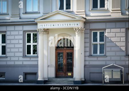 Düsseldorf, Germania 11 agosto 2025: Ingresso al Ministero della giustizia della Renania settentrionale-Vestfalia a Düsseldorf, che si trova nell'ex governo Foto Stock