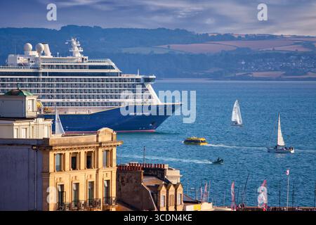 Regno Unito - DEVON: La nave da crociera SAGA "SPIRIT OF DISCOVERY" in visita a Torquay nel sud-ovest dell'Inghilterra (Fotografia di Edmund Nagele FRPS/Data: 13 agosto Foto Stock