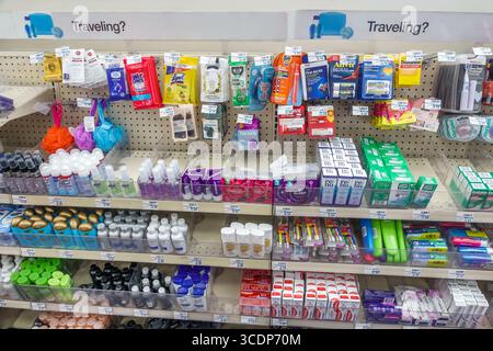 Miami Beach Florida, Collins Avenue, farmacia CVS, interno, scaffali esposti in vendita, articoli da toeletta da viaggio, articoli per la cura personale, prodotti igienici per le mani Foto Stock