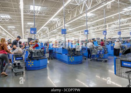 Miami, Florida, NW 79th Street, grande magazzino Walmart con grandi magazzini, interni interni, code per il checkout, cassieri clienti che acquistano Foto Stock