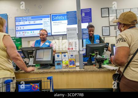 Miami, Florida, NW 79th Street, grande magazzino Walmart con sconti, interni interni, banco servizio clienti, restituzione merce Foto Stock