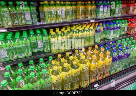 Miami Florida, NW 79th Street, Walmart Big-Box, grandi magazzini scontati, interni, alimentari, supermercato, bevande refrigerate Foto Stock