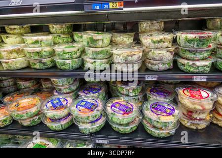 Miami Florida, NW 79th Street, Walmart Big-Box, grandi magazzini scontati, interni interni, supermercato, negozio di alimentari, frigorifero preparato Foto Stock