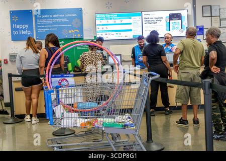 Miami Florida, NW 79th Street, Walmart Big-Box, grandi magazzini discount, interni interni, banco del servizio clienti, consegna merce Foto Stock