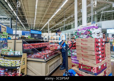 North Miami Beach, Florida, Walmart Supercenter, grandi magazzini, interni, sezione prodotti, frutta fresca, etnia africana nera Foto Stock