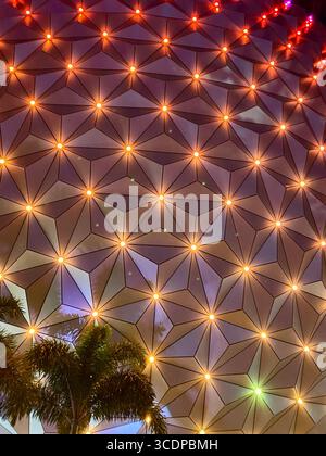 Dettagli ravvicinati dell'illuminazione serale sulla grande sfera iconica che ospita l'attrazione della Spaceship Earth. Foto Stock
