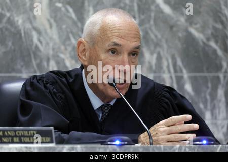 29 aprile 2022, ft. Lauderdale, FL, USA: Il giudice John Murphy parla durante un'udienza in cui i pubblici ministeri hanno accettato di rimuovere la pena di morte dalla presa in considerazione per la condanna di Dayonte Resiles al tribunale della contea di Broward il 29 aprile 2022, a Fort Lauderdale, Florida. Resiles fu giudicato colpevole della morte pugnalante di Jill Halliburton su nel 2014 nella sua casa DAVIE. Dopo il suo arresto iniziale, Resiles fuggì dalla custodia e guidò gli investigatori in una caccia all'uomo di 6 giorni. Un errore di striscio dovuto ad una giuria impiccata è stato dichiarato nel suo primo processo per omicidio nel dicembre 2021. (Immagine di credito: © Amy Beth Bennett/South Florida su Foto Stock