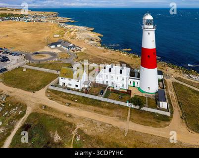 Il faro e gli edifici iconici di Portland Bill in una soleggiata giornata estiva in Inghilterra. Foto Stock
