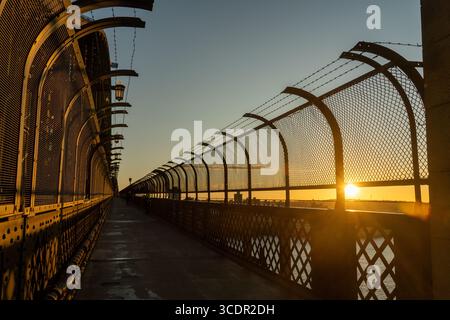 Alba al Sydney Harbour Bridge in una calda mattinata invernale Foto Stock