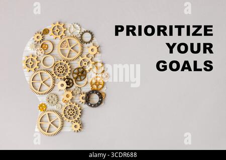 Simbolo di priorità. Blocchi di legno con le parole "dare priorità al proprio lavoro". Splendido sfondo grigio. Business e concetto di "prioritizzazione del lavoro". Copia spazio. Foto Stock