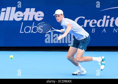 MASON, OH-AUG 13: Jannik Sinner (ITA) restituisce un tiro ad Adrian Mannarino (non nella foto) durante il quarto round di singolare maschile al Cincinnati Open 2025 al Lindner Family Tennis Center il 13 agosto 2025. Foto Stock