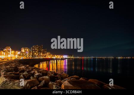 Vista panoramica dell'aurora boreale boreale su un porto di Reykjavík, in Islanda Foto Stock