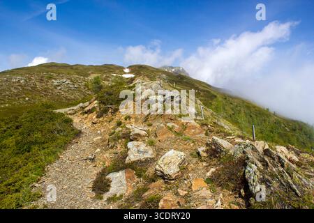 Paesaggio delle Dolomiti di Lienz in Austria. Strada e panorama di montagne alpine massicce Foto Stock