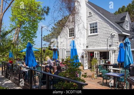 Persone sedute all'esterno che cenano allo Stratford Court Cafe, 13th Street, del Mar, San Diego, California, STATI UNITI Foto Stock