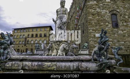 La Fontana del Nettuno a Firenze è uno dei simboli della città, situata in Piazza della Signoria, proprio accanto a Palazzo Vecchio. Ecco i punti chiave: Commissionato da: Cosimo i de Medici nel 1565 per celebrare il matrimonio di Francesco i de Medici e Giovanna d'Austria. Scultore: Bartolomeo Ammannati con l'aiuto di diversi assistenti, tra cui un giovane Giambologna. Disegno: Statua centrale in marmo di Nettuno, il dio romano del mare, le cui caratteristiche si dice siano modellate su Cosimo I. circondata da figure bronzee di dèi del mare, tritoni, satiri, e. Foto Stock
