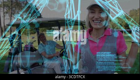 Golfista sorridente in piedi sul fairway con carrello, borsa, mazze, cappellino, rivestimento digitale, copia spazio Foto Stock