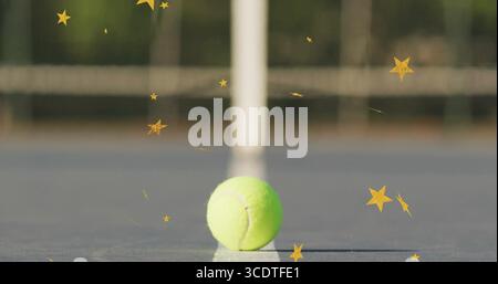 Palla da tennis a riposo, bilanciata su un campo di cemento dipinto, con palo a rete, corda e grafica a stella Foto Stock